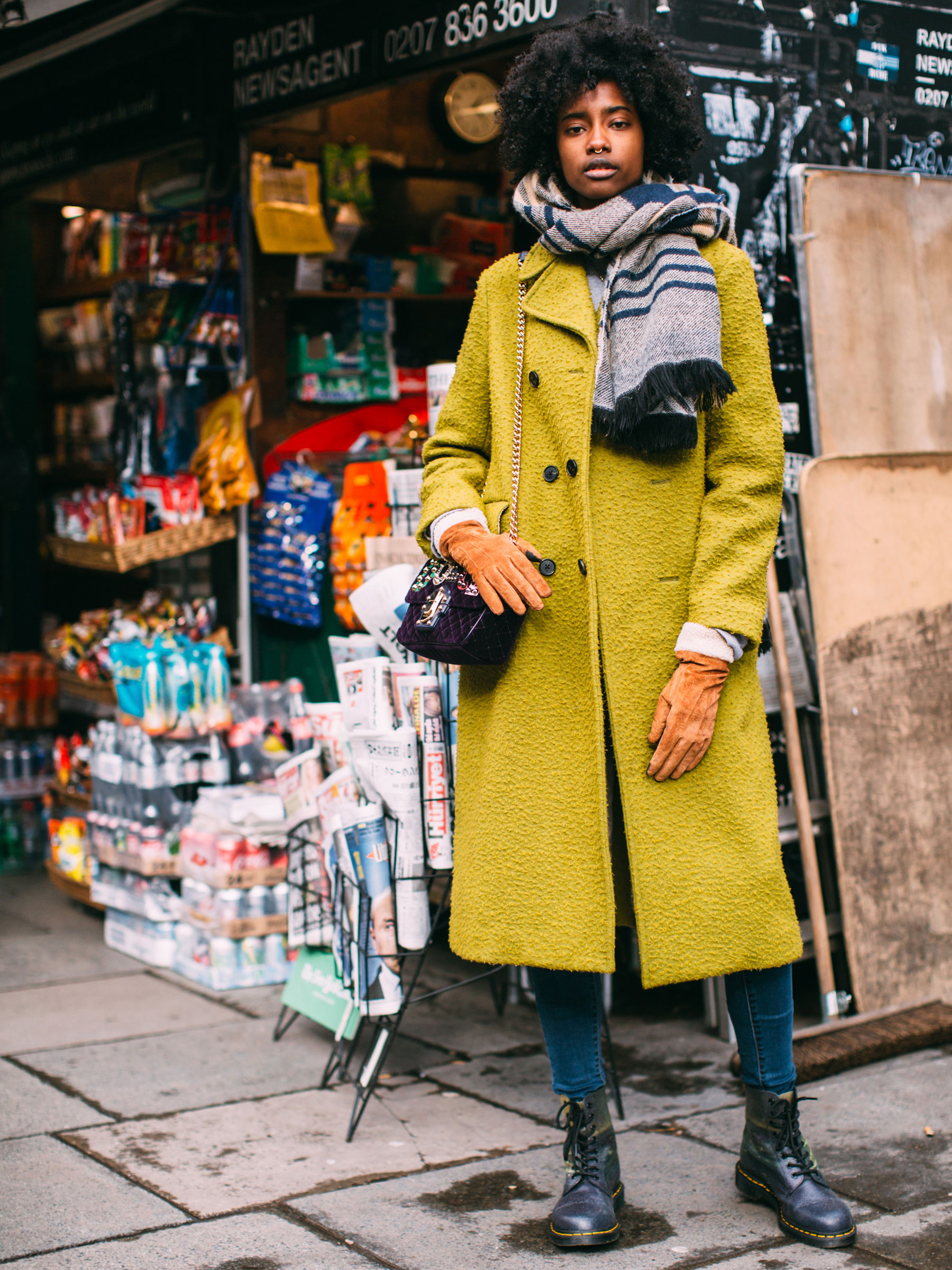 heureux d'entendre les clients. belle jeune femme en tenue décontractée  intelligente parlant au téléphone et regardant la caméra en se tenant  debout sur fond gris 13556500 Photo de stock chez Vecteezy