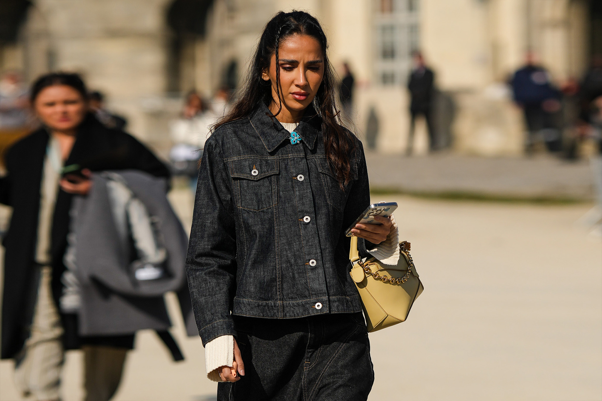 5 Fresh Ways to Style an oversized Denim Jacket for Spring